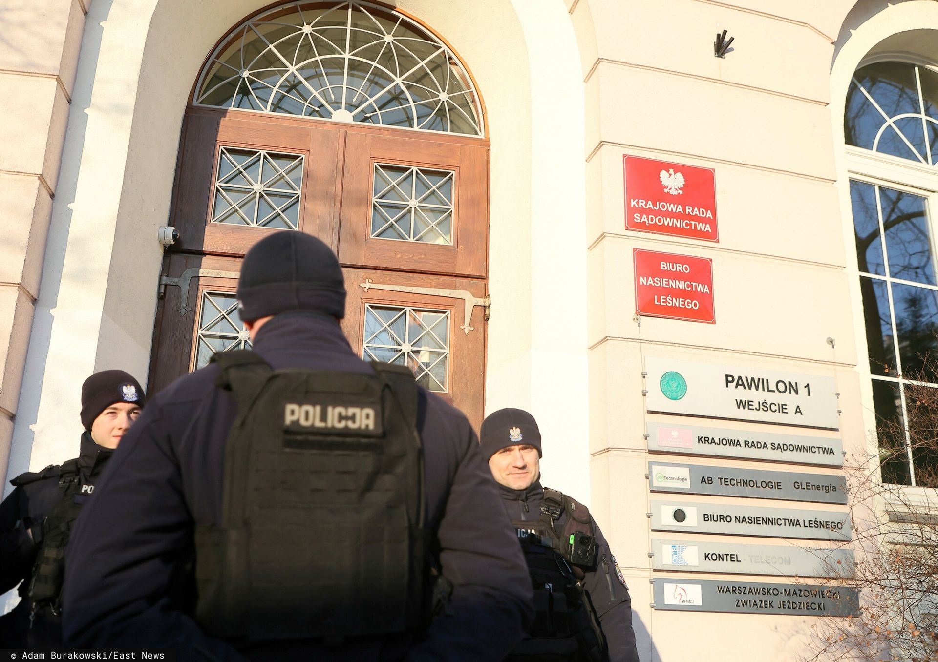 KRS składa zawiadomienie. Chodzi o przeszukanie w budynku