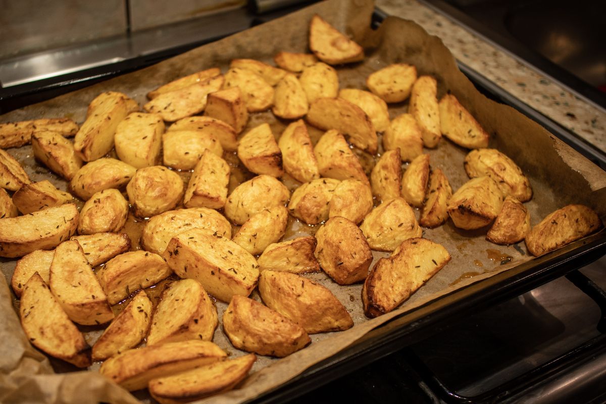 Pyszne, chrupiące z zewnątrz i kremowe w środku. Lepszych ziemniaków z piekarnika nie jadłeś