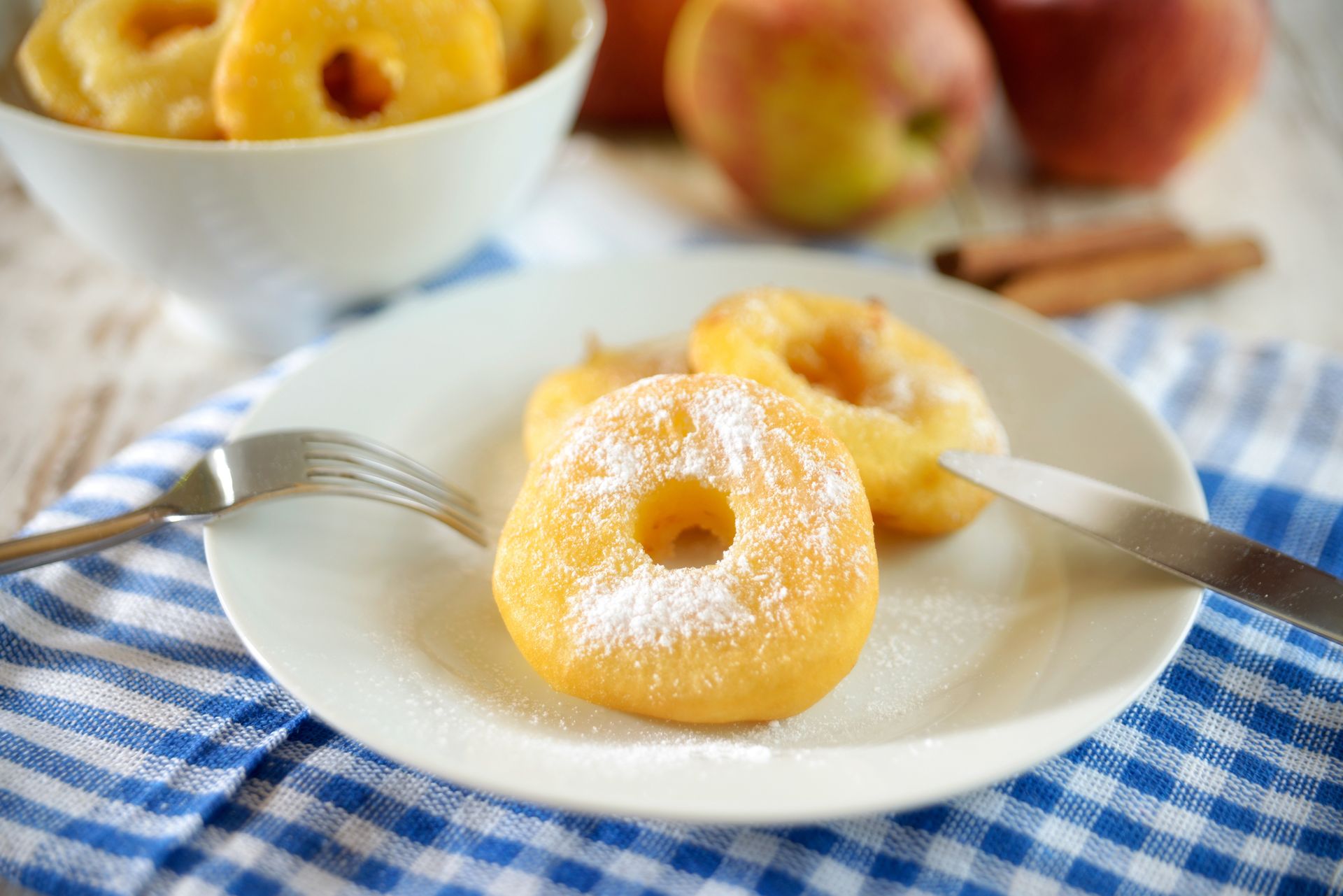 Plasterki zanurzam w cieście i smażę na złoto. Ciasto rośnie bez grama drożdży