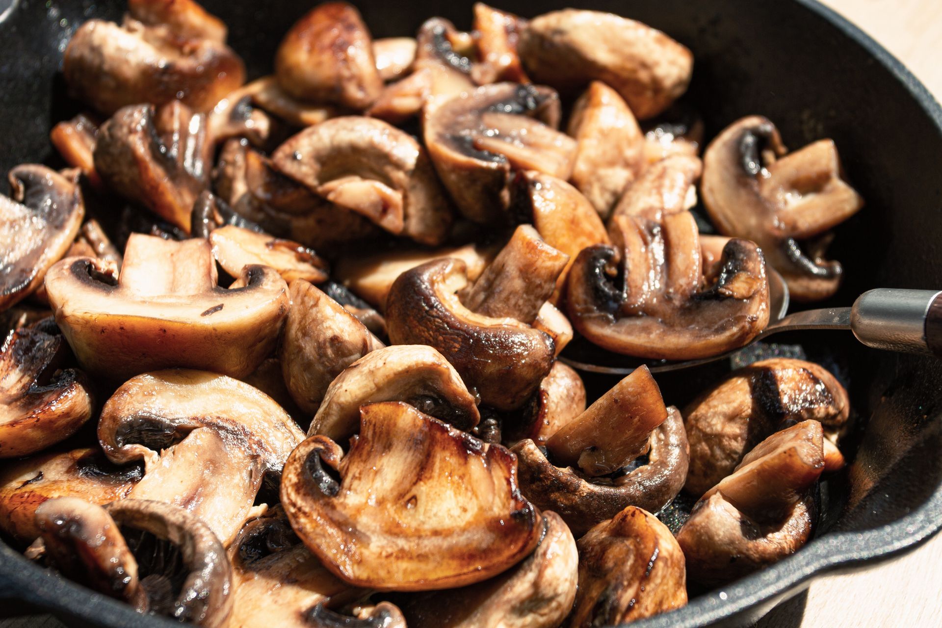 Dodaj do pieczarek podczas ich smażenia. Będą smakować jak leśne grzyby