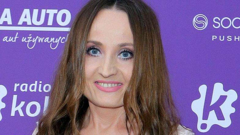 RZADKI WIDOK: Odziana w bluzkę z głębokim dekoltem Justyna Dobrosz-Oracz pozuje z MĘŻEM na koncercie