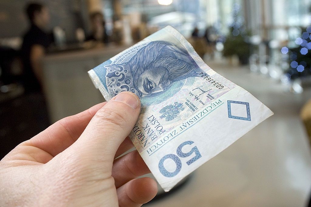 Plama na banknocie. Oto co oznacza