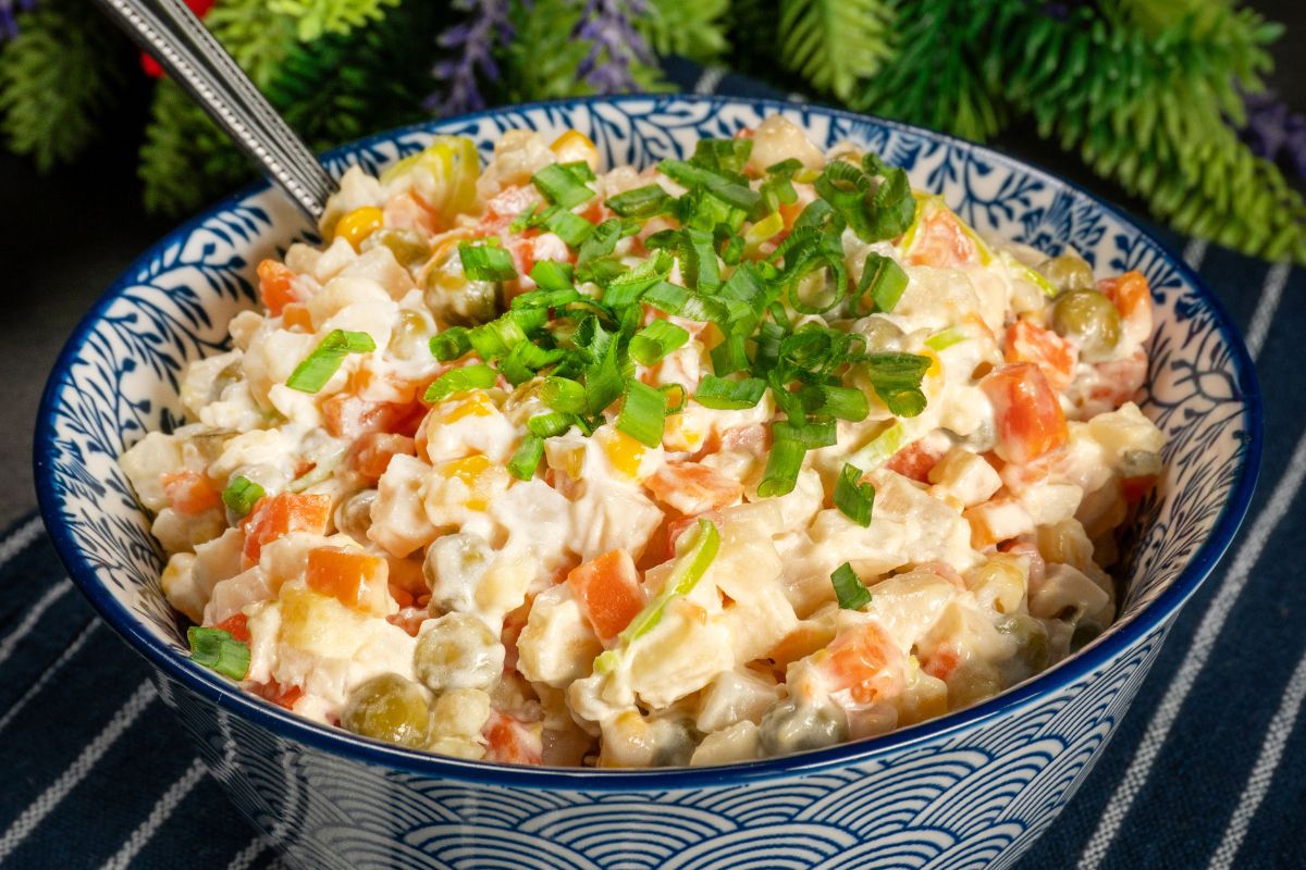 Przepis na tradycyjną sałatkę jarzynową. Taką zawsze na święta robiła babcia