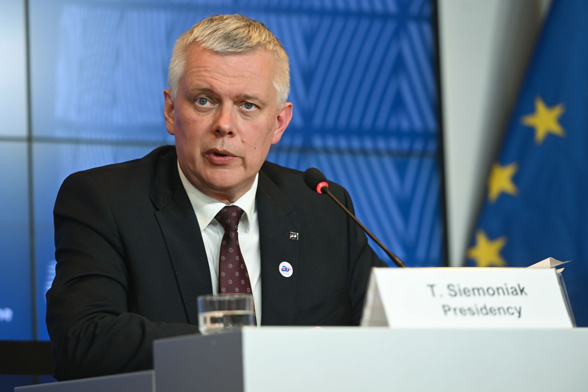 Na jakiej podstawie zamknięto granice? Siemoniak: Jest procedura