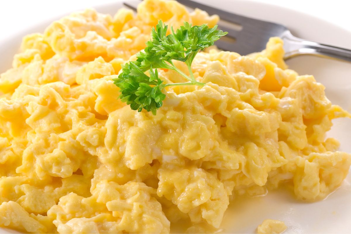 Jajecznica po francusku jest niesamowicie delikatna i kremowa. Zrobisz ją z 4 składników