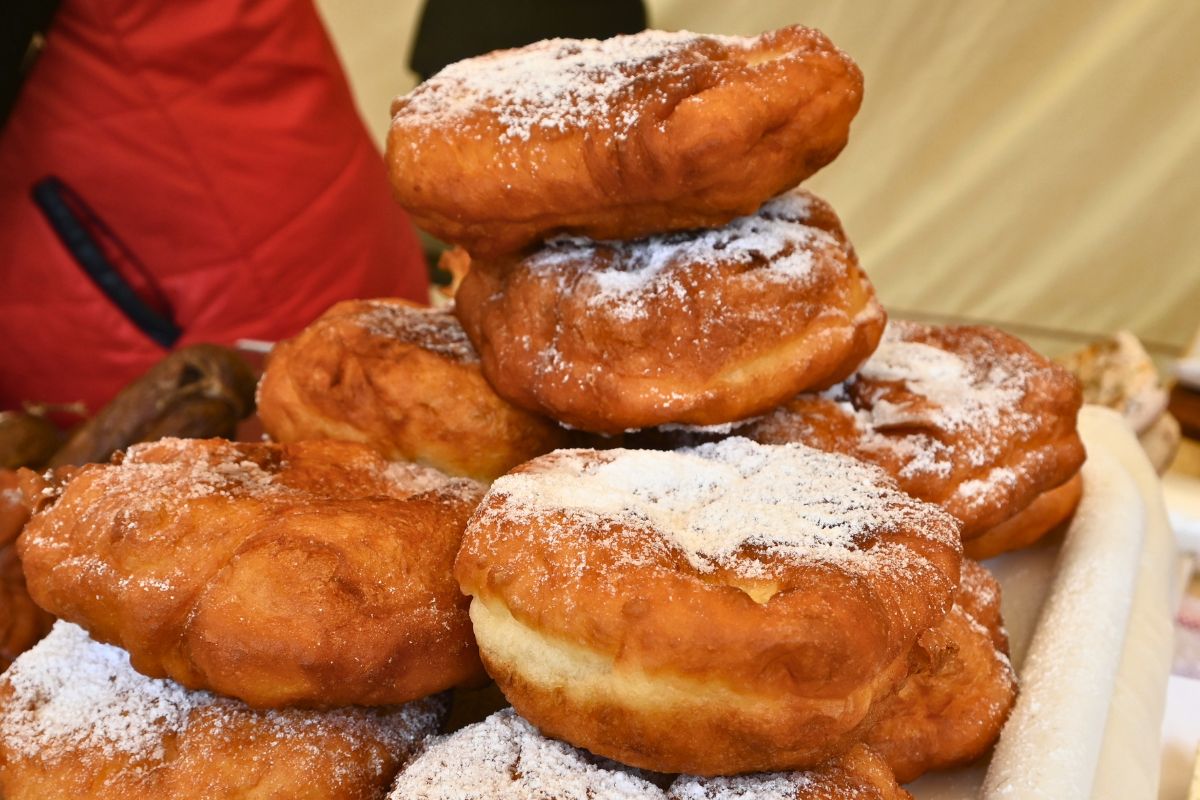 Babcia smaży choćby latem. W środku skarb prosto z ogródka