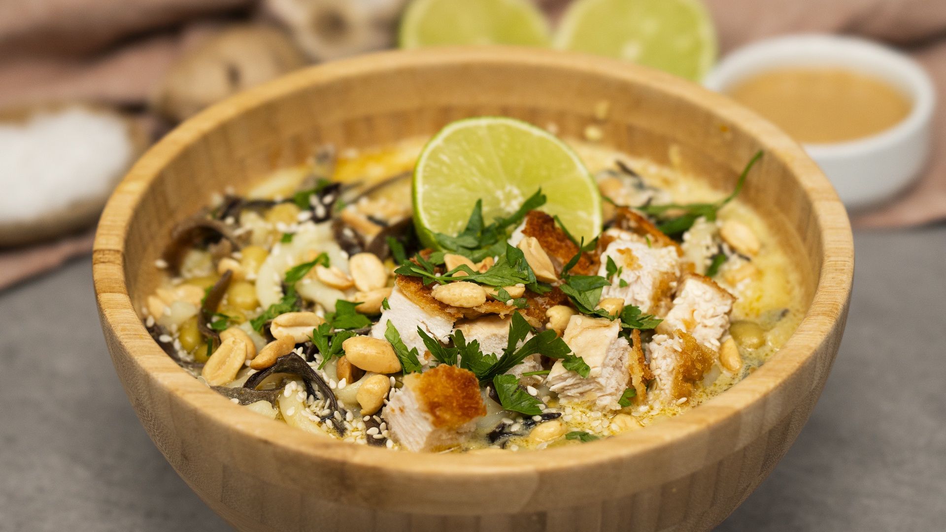 Zupa tajska z chrupiącym dodatkiem. Ten duet to prawdziwy strzał w dziesiątkę