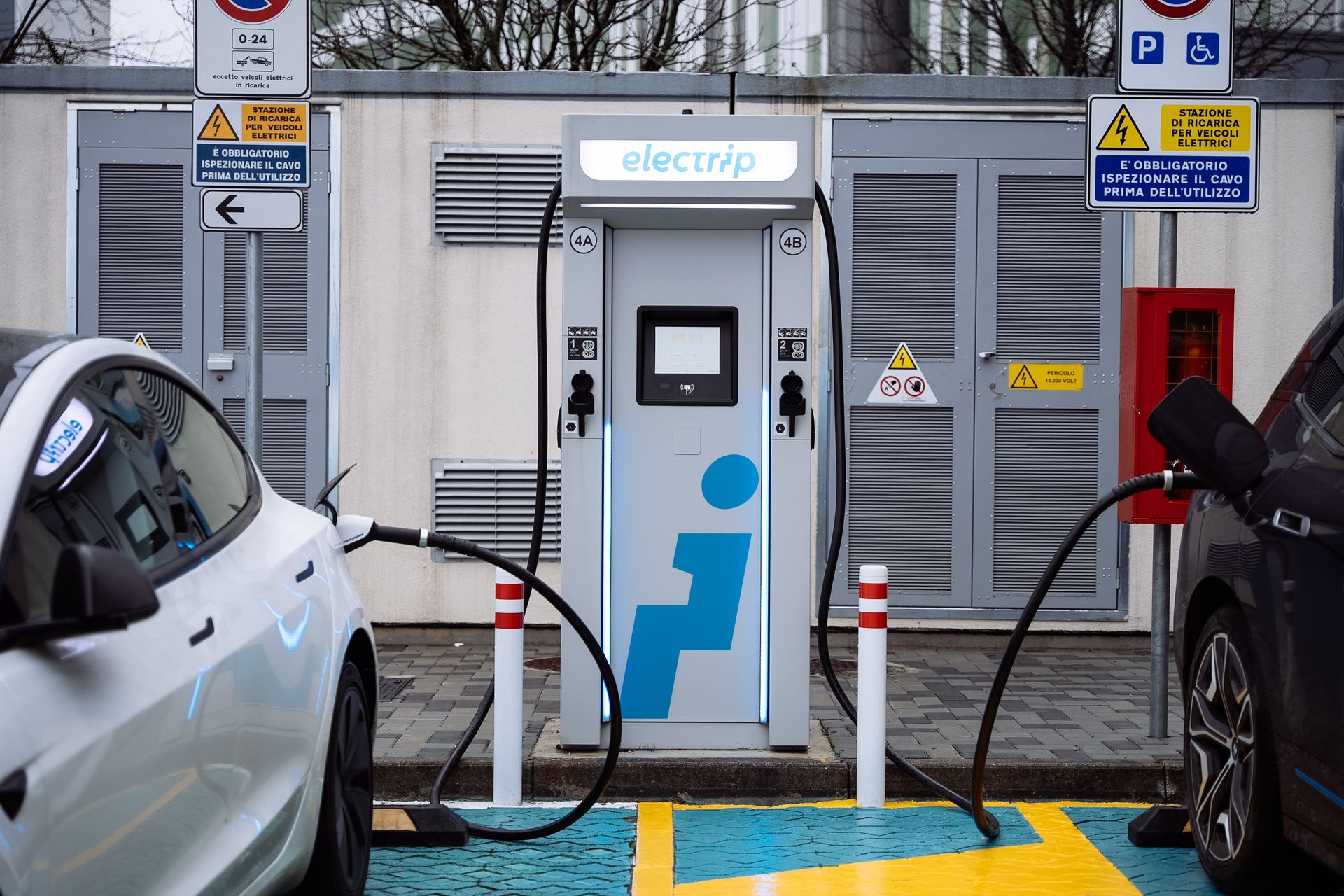 Nowa sieć stacji ładowania wchodzi do Polski. Stawiają na dużą moc