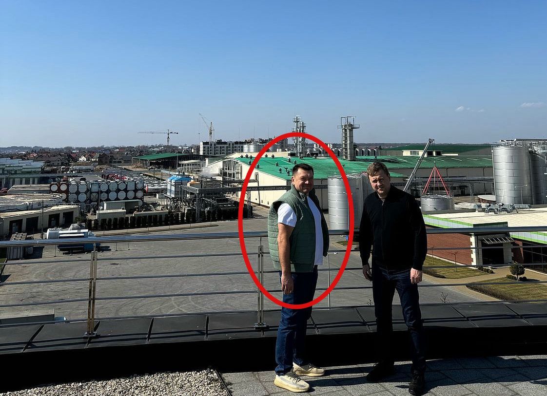 W Polsce jest ścigany listem gończym. W Ukrainie spotyka się z ministrem