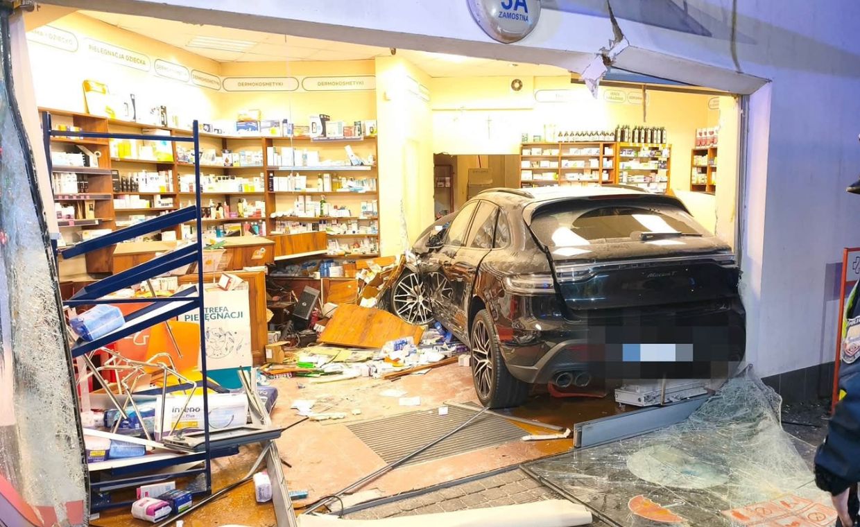 Wjechała autem do środka apteki. Była pijana