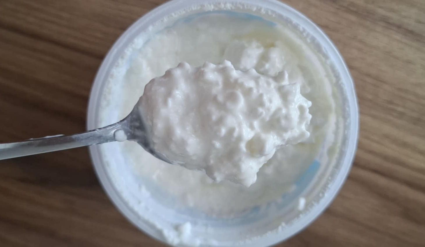 Wszyscy jedzą serek wiejski, a ignorują inny produkt. pozostało smaczniejszy i napakowany białkiem