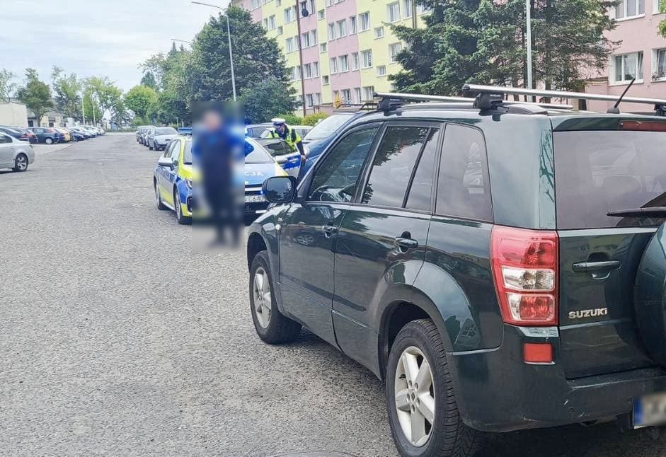 Incydent w Słupsku. Pijany ojciec uczył pijanego syna parkowania