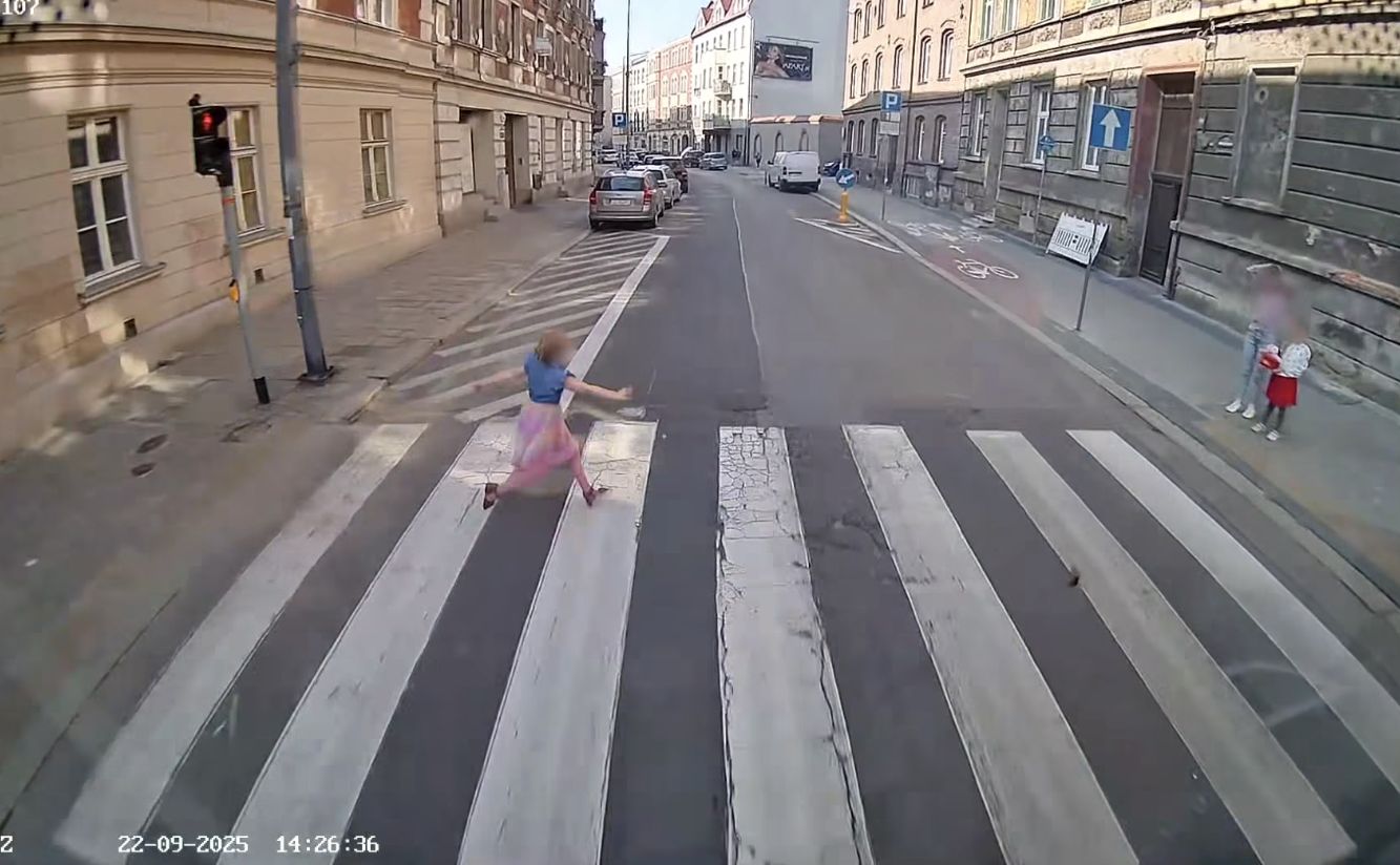 Pięciolatka wbiegła pod autobus. Uratował ją refleks kierowcy
