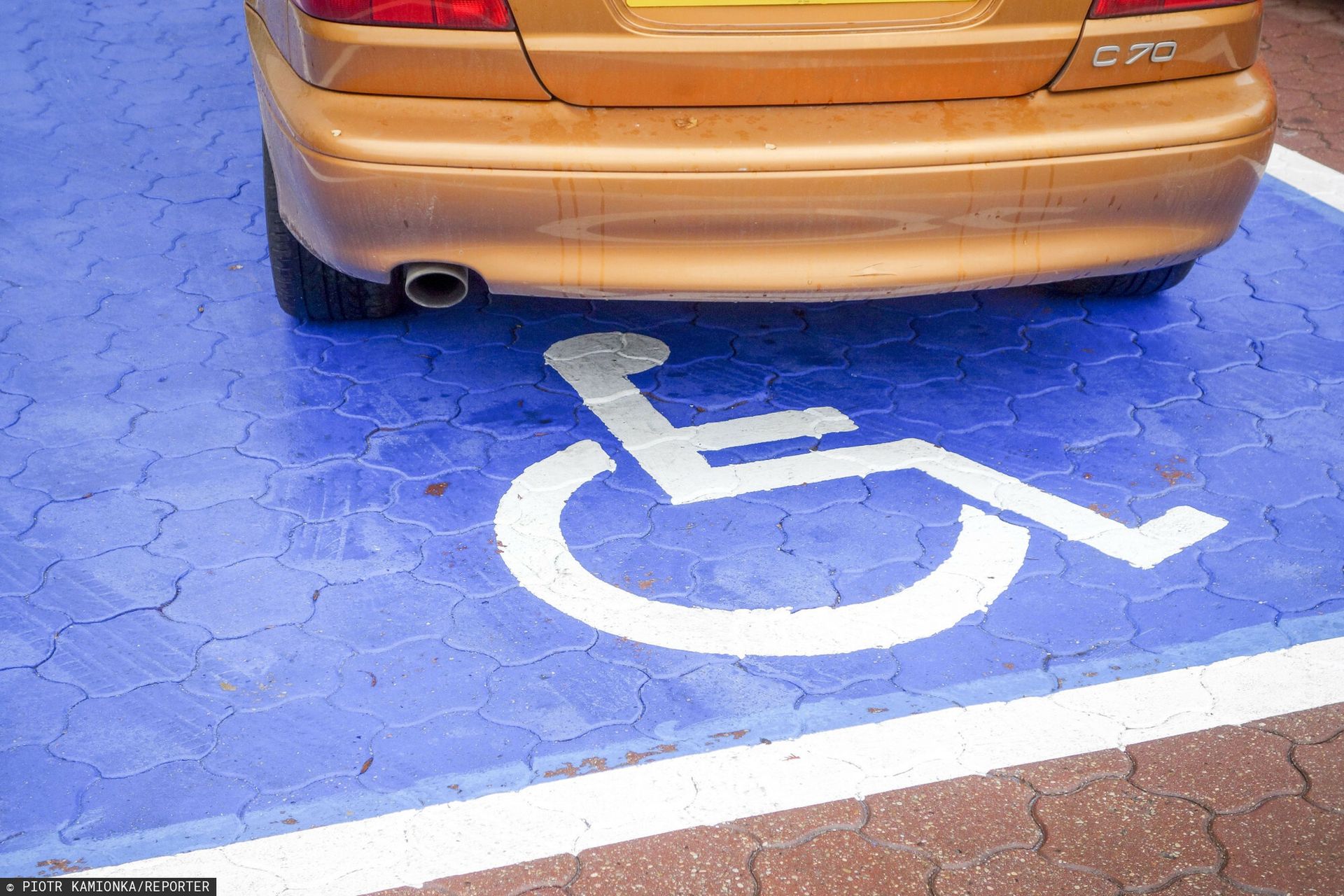 Więcej osób skorzysta z kart parkingowych. Jest projekt zmian