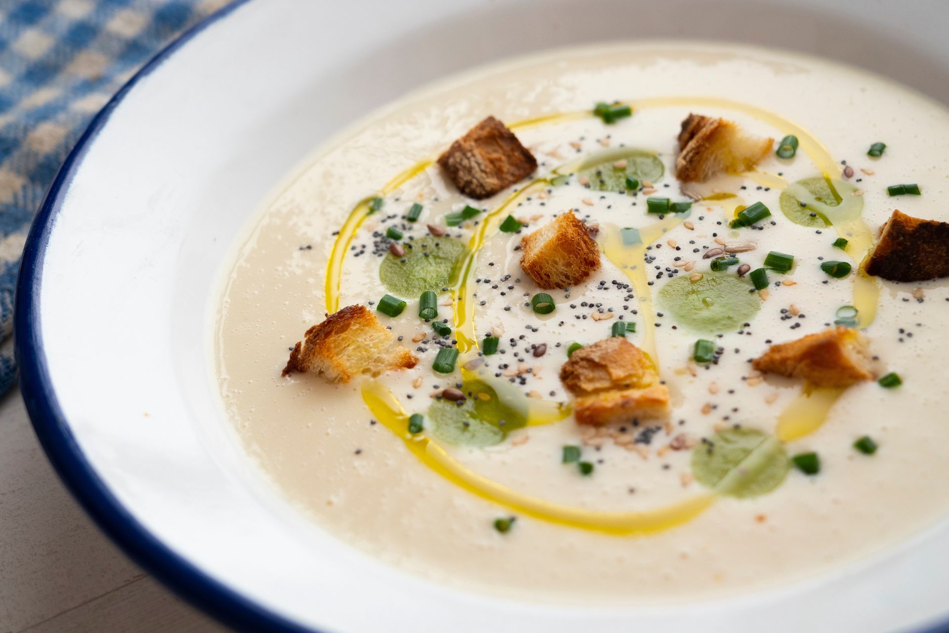 Dwa tanie składniki wrzucam do gara i zalewam bulionem. Pyszny, francuski krem w kilka minut