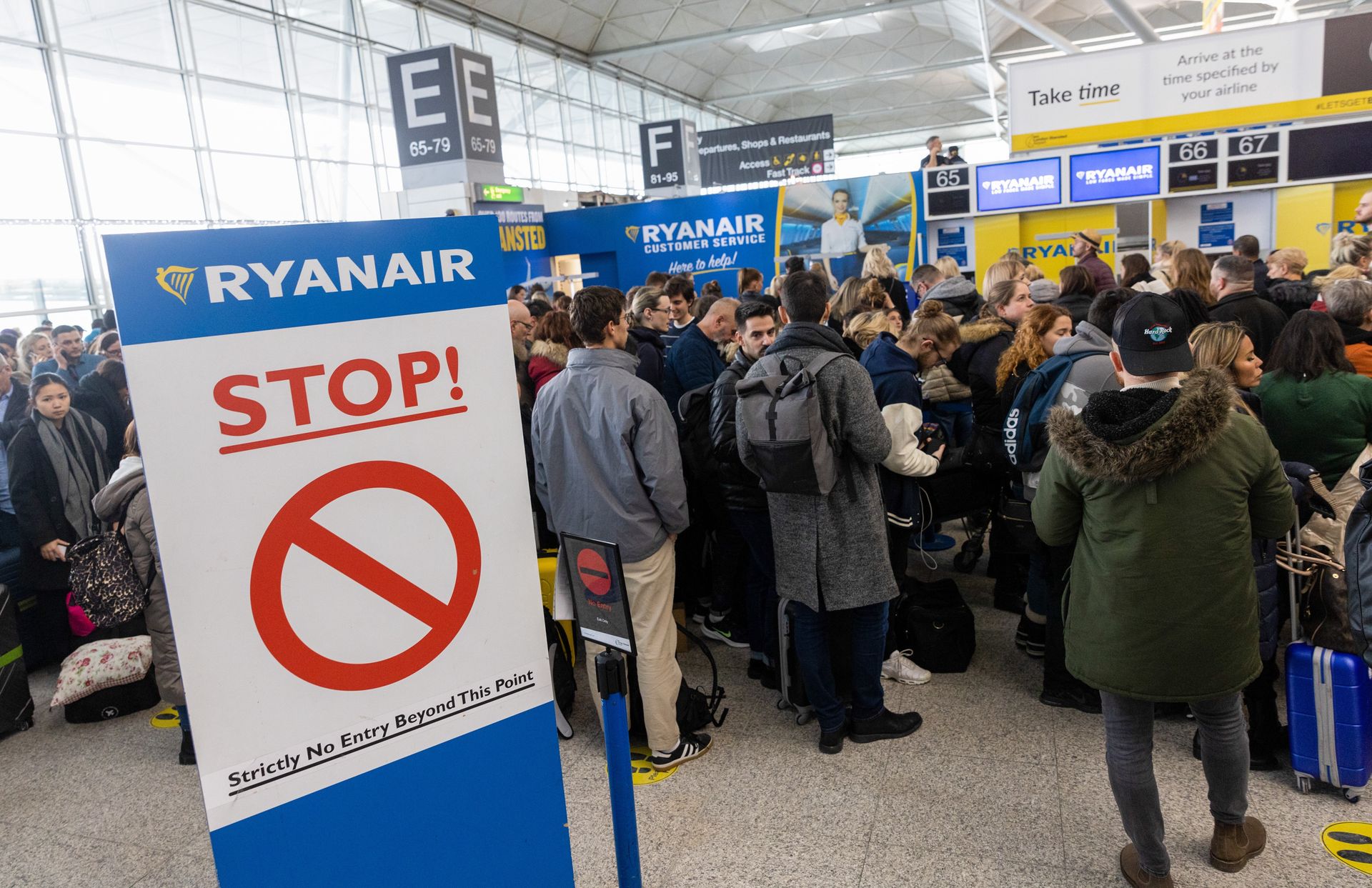 Z drukowaną kartą pokładową do Ryanaira nie wejdziesz. Co na to UOKiK?