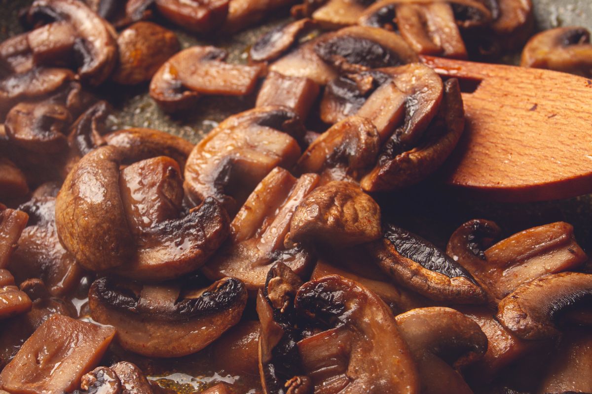 Dodaję do smażonych pieczarek. Wychodzą kremowe i rozpływają się w ustach