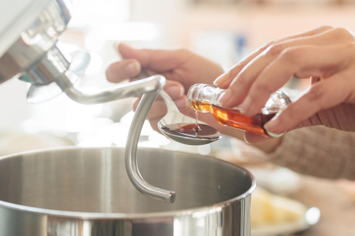 Dodaję do większości deserów, bo poprawia smak jak nic innego. Ale przy wyborze trzeba zwrócić uwagę na jedno