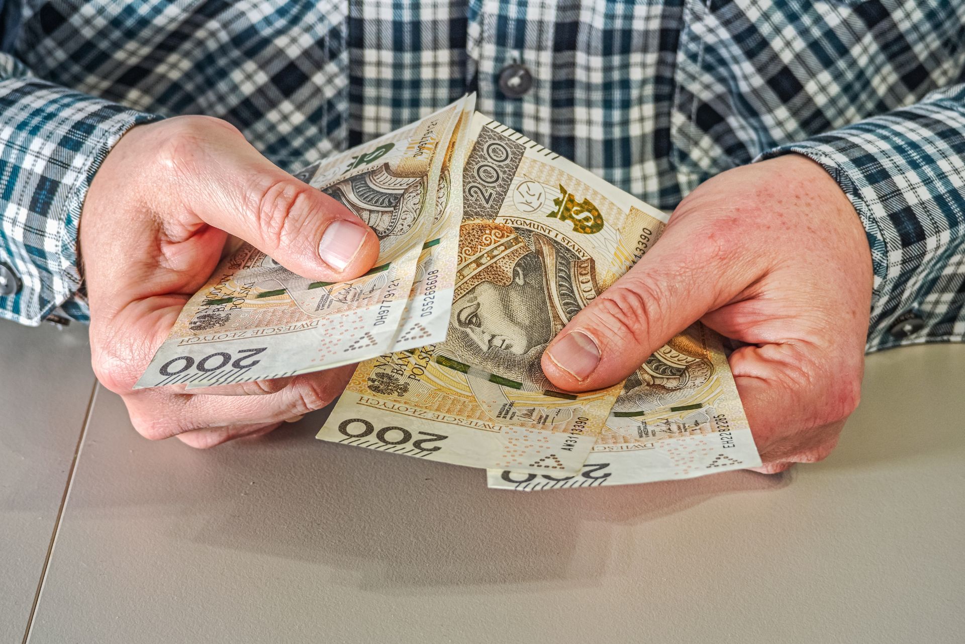 8 tys. zł emerytury. Ile trzeba dziś zarabiać? Oto wyliczenia