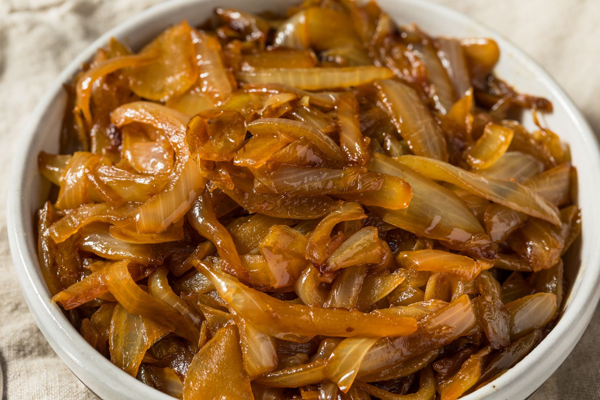 Od razu posypuję nią cebulę. Dzięki temu ładnie się rumieni, ale nie przypala