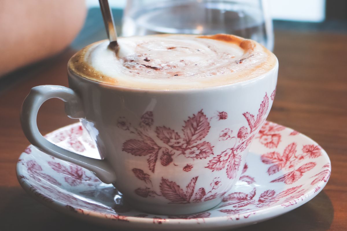 Słodka kawa bez cukru to nie bajka. Tak gwałtownie możesz poprawić jej smak