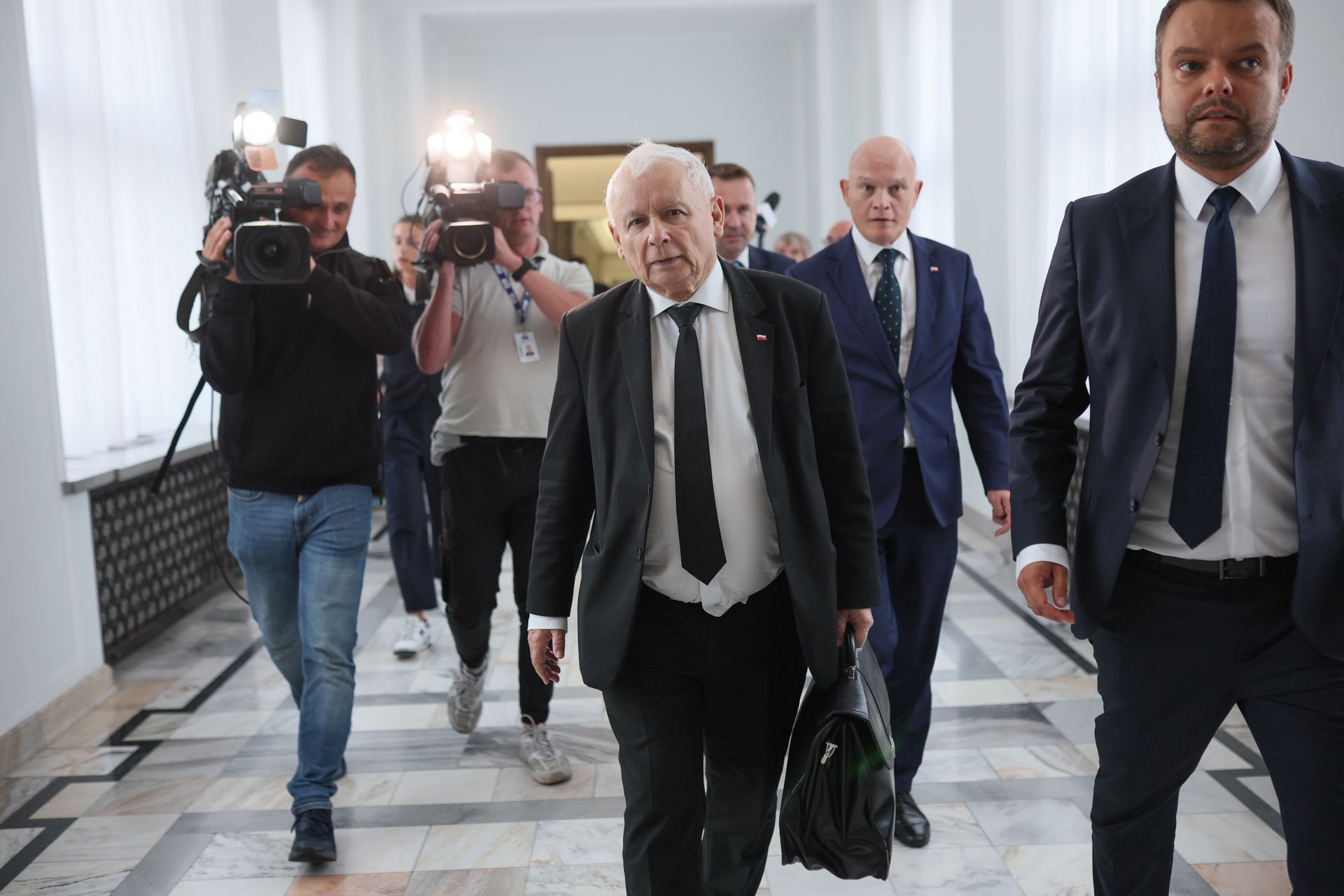 Niespodziewany zwrot w sondażach. Patola i Socjal na prowadzeniu