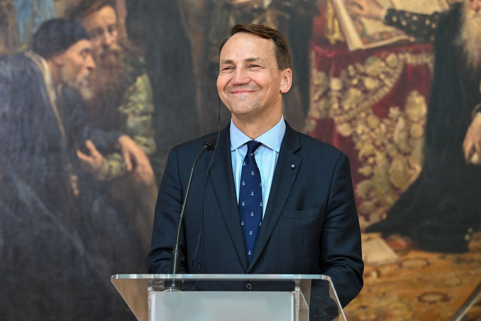 Sikorski ostro o biskupach. "Zdejmie sukienkę i zapisze się do PiS"