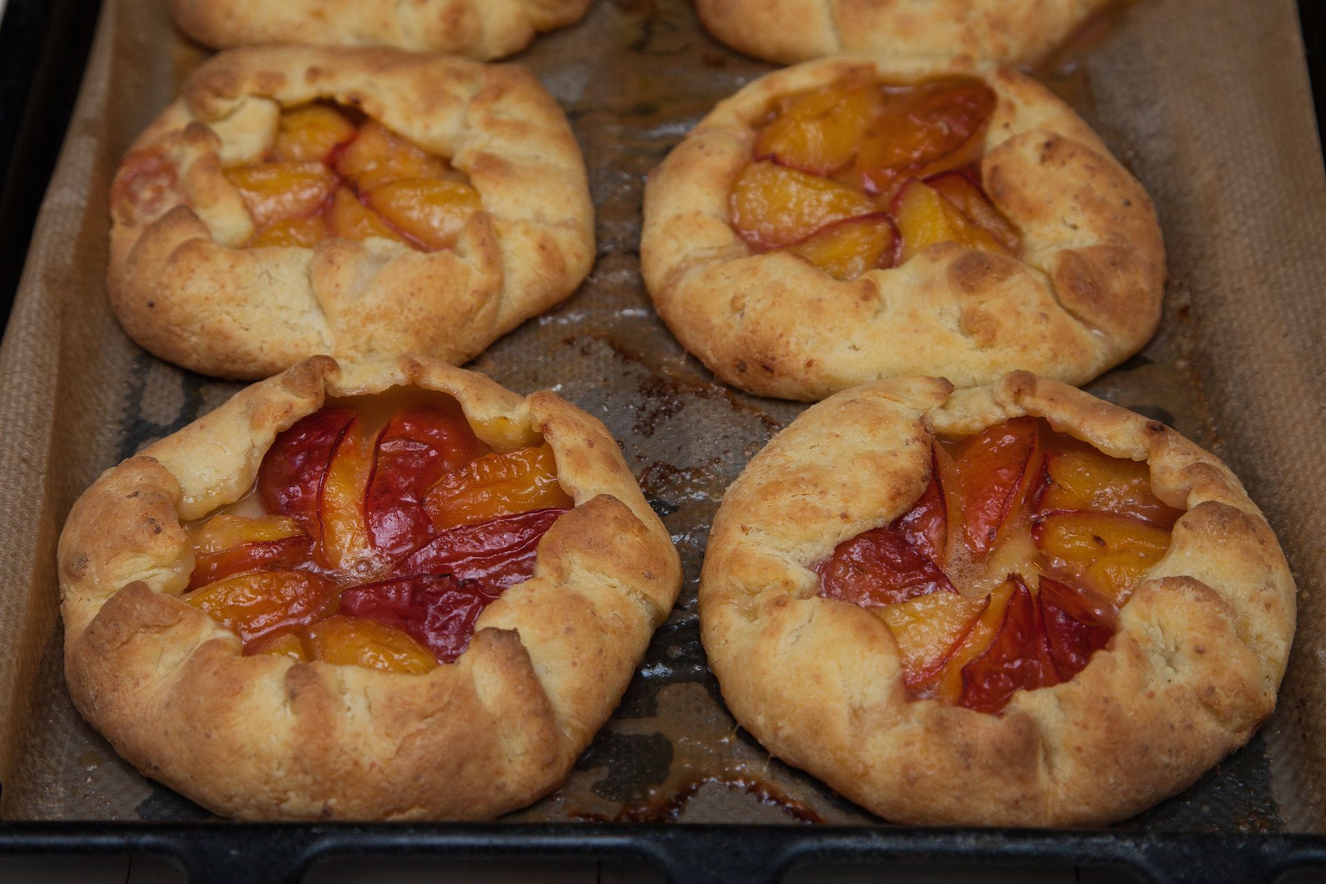 Puszyste bułeczki ze śliwkami. w okresie piekę je co chwile