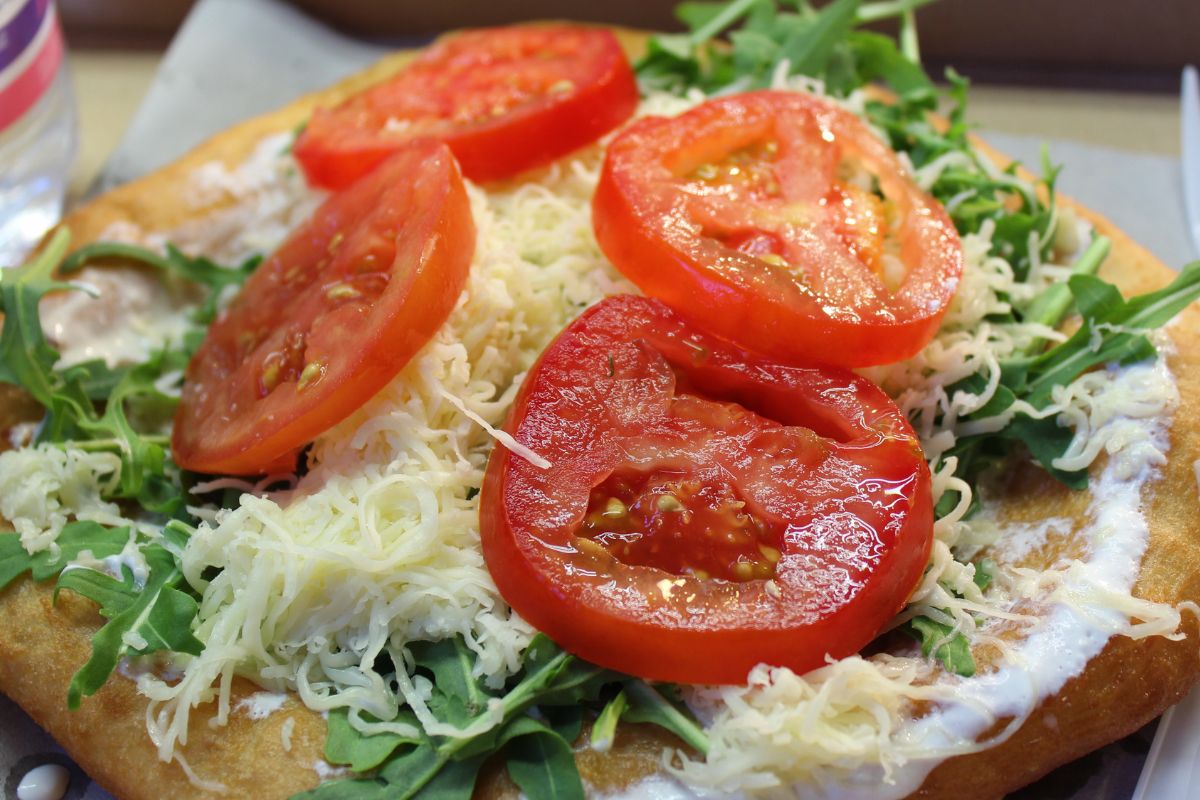 Zapomnij o zwykłym cieście na pizzę. Postaw na węgierski klasyk, który smakuje jeszcze lepiej