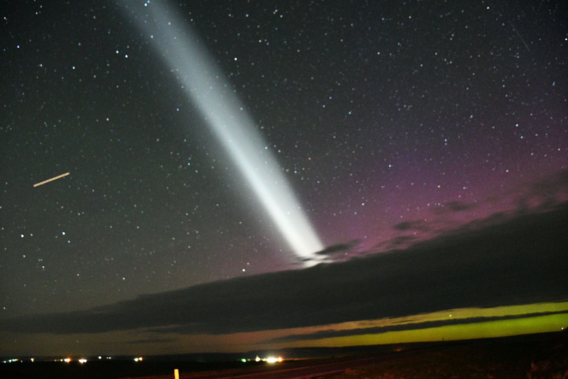 Tajemniczy słup światła na niebie. Internauci zasypali sieć zdjęciami
