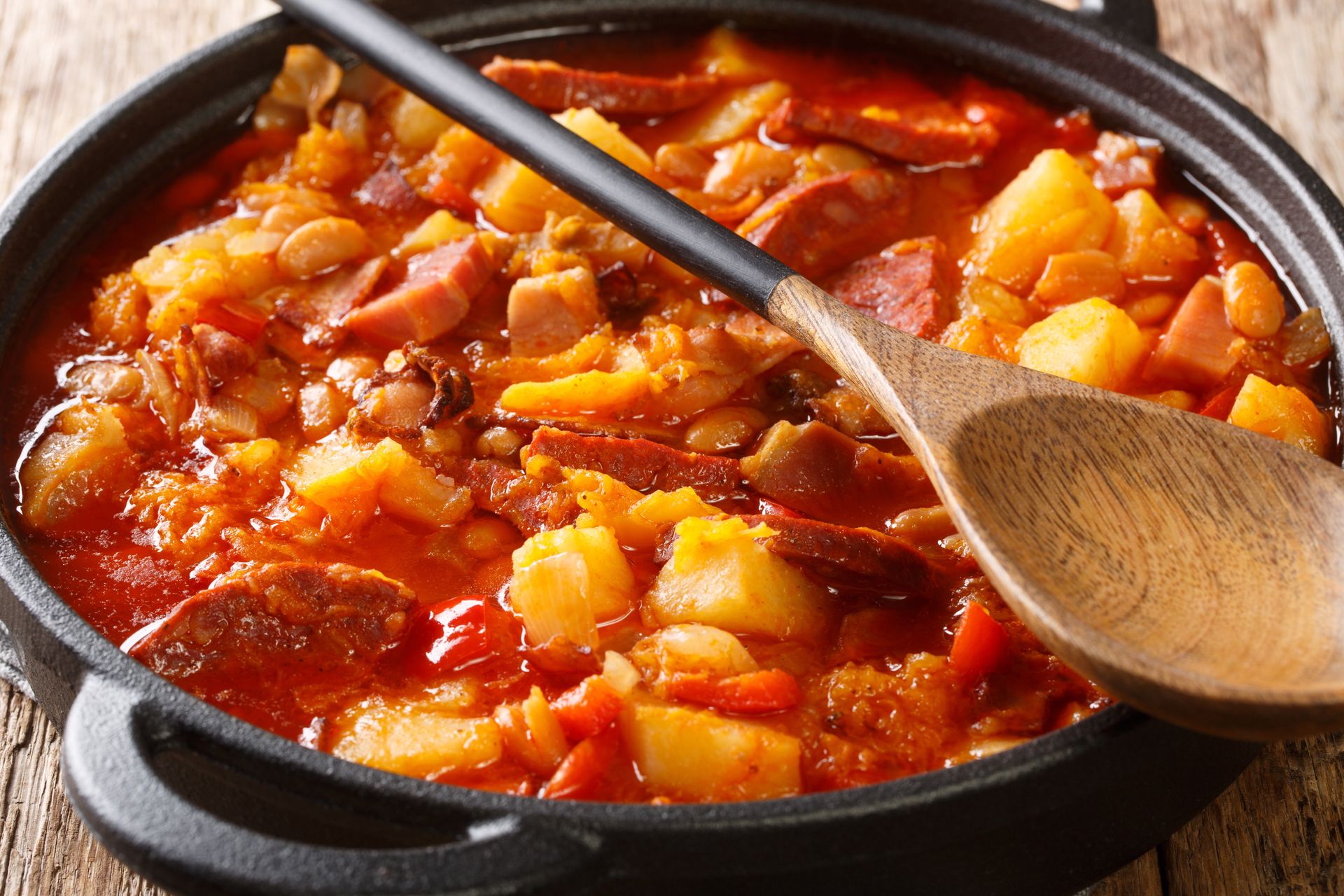 Rozgrzewający i sycący chłopski garnek. Najlepszy obiad na pierwsze chłody