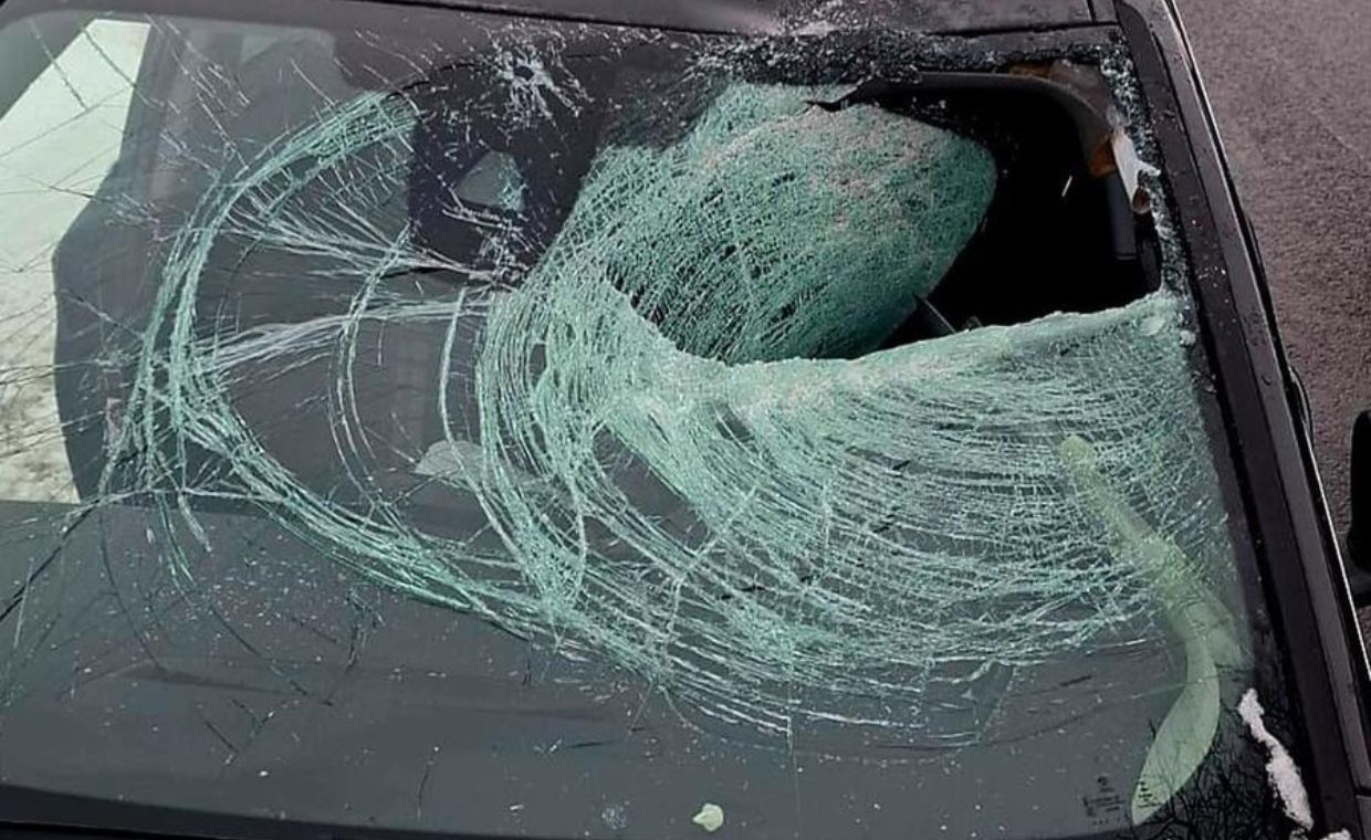 Tafla lodu z naczepy raniła dwie osoby. Policja szuka kierowcy tira