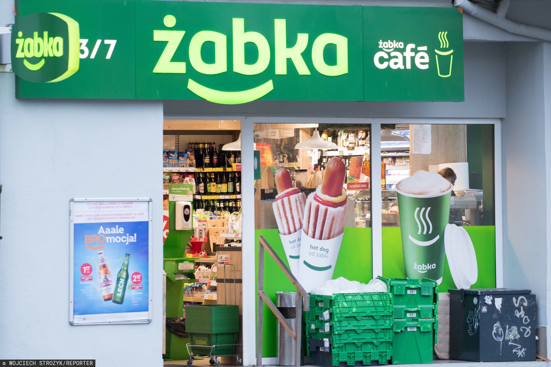 Jaką kawę na wynos sprzedaje Żabka? Sieć odsłania karty