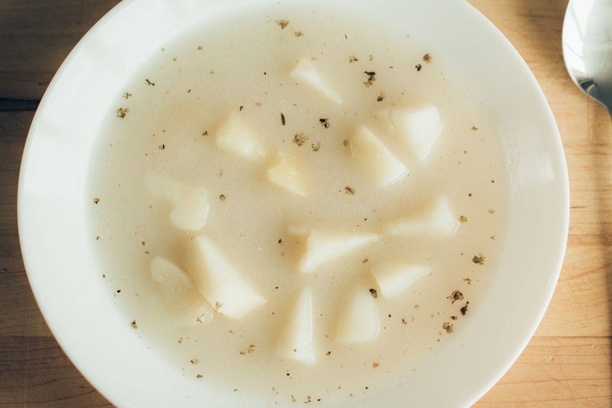 Kiedyś zupa biedoty, dziś w restauracjach. Ja dodaję do niej leśny skarb i smakuje obłędnie