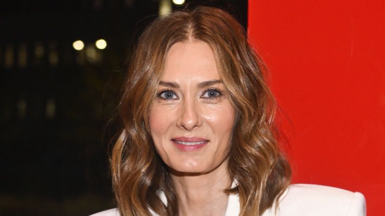 Anita Sokołowska pozdrawia z hotelowego łóżka, prezentując twarz BEZ GRAMA MAKIJAŻU