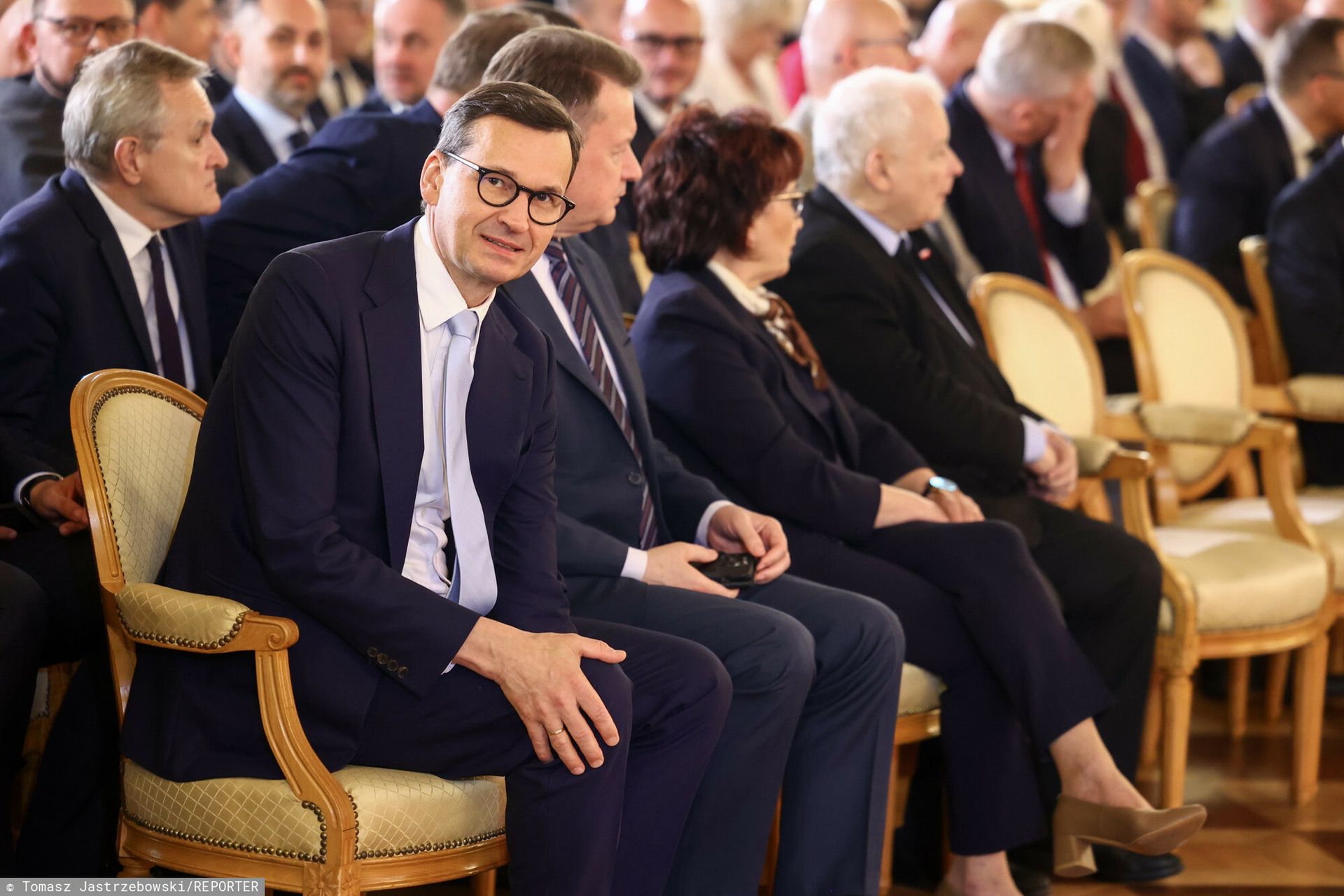 "Pośpiewali, pojedli". Kaczyński pogodził frakcje. Chwilowe zawieszenie broni w PiS