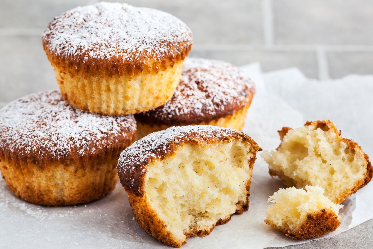 Szybkie muffinki serowe na Dzień Babci. Wymieszaj składniki, wstaw do piekarnika, zanieś babci na słodki poczęstunek