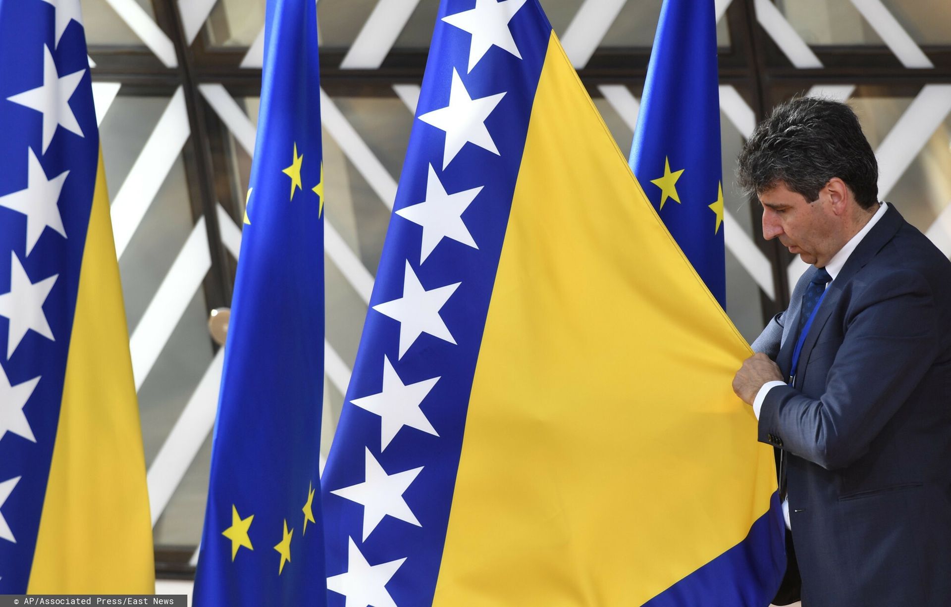 Chcą doprowadzić do rozpadu ich kraju. Wydali gigantyczne pieniądze