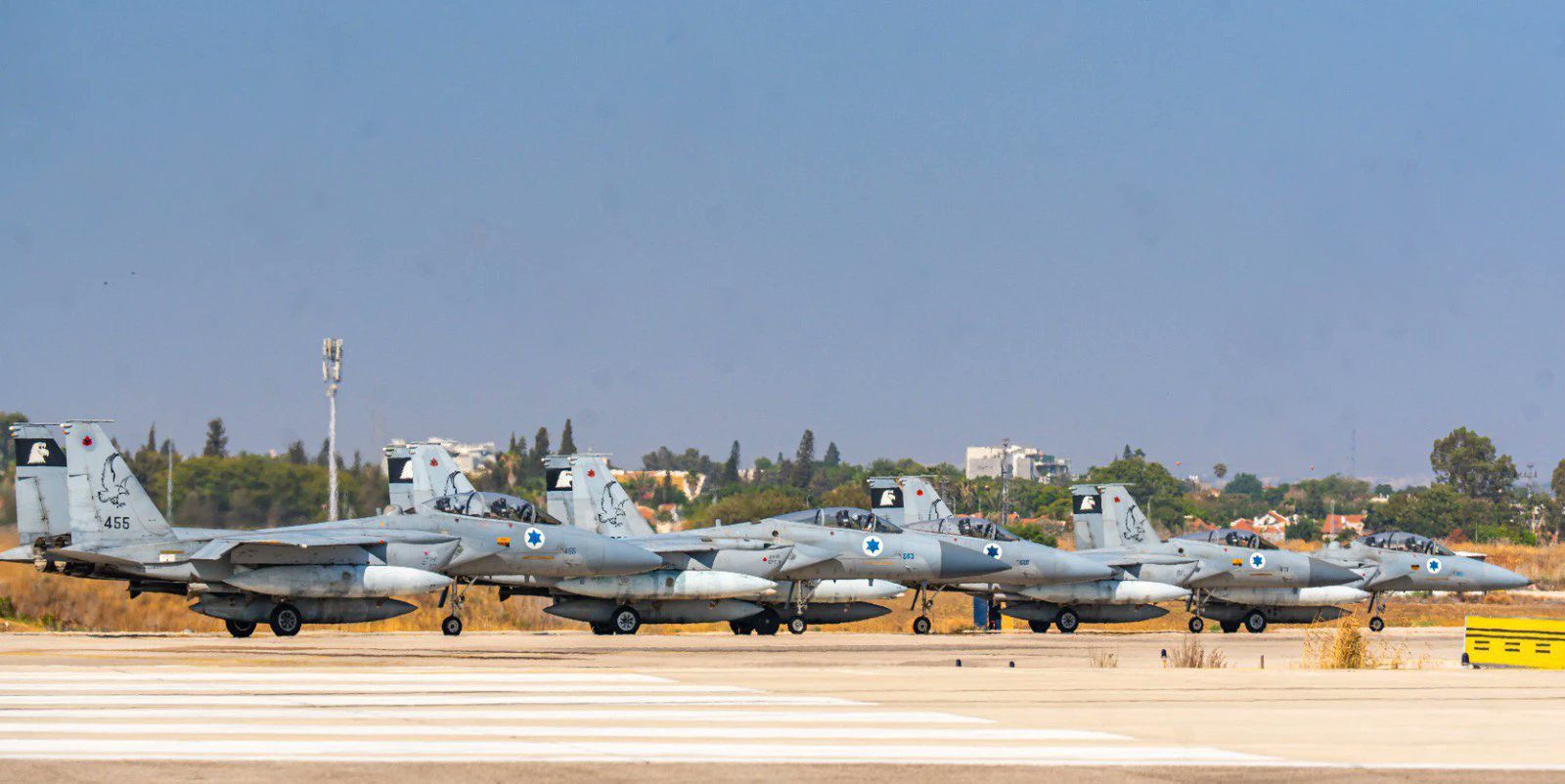 To zdjęcie mówi wszystko. Izrael złomuje bojem starą broń w Iranie