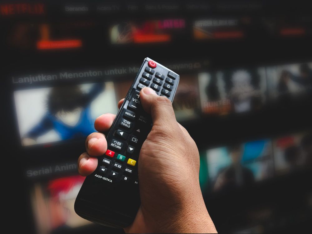 Rośnie oglądalność telewizji z opóźnieniem. Jak przewinąć kanały?