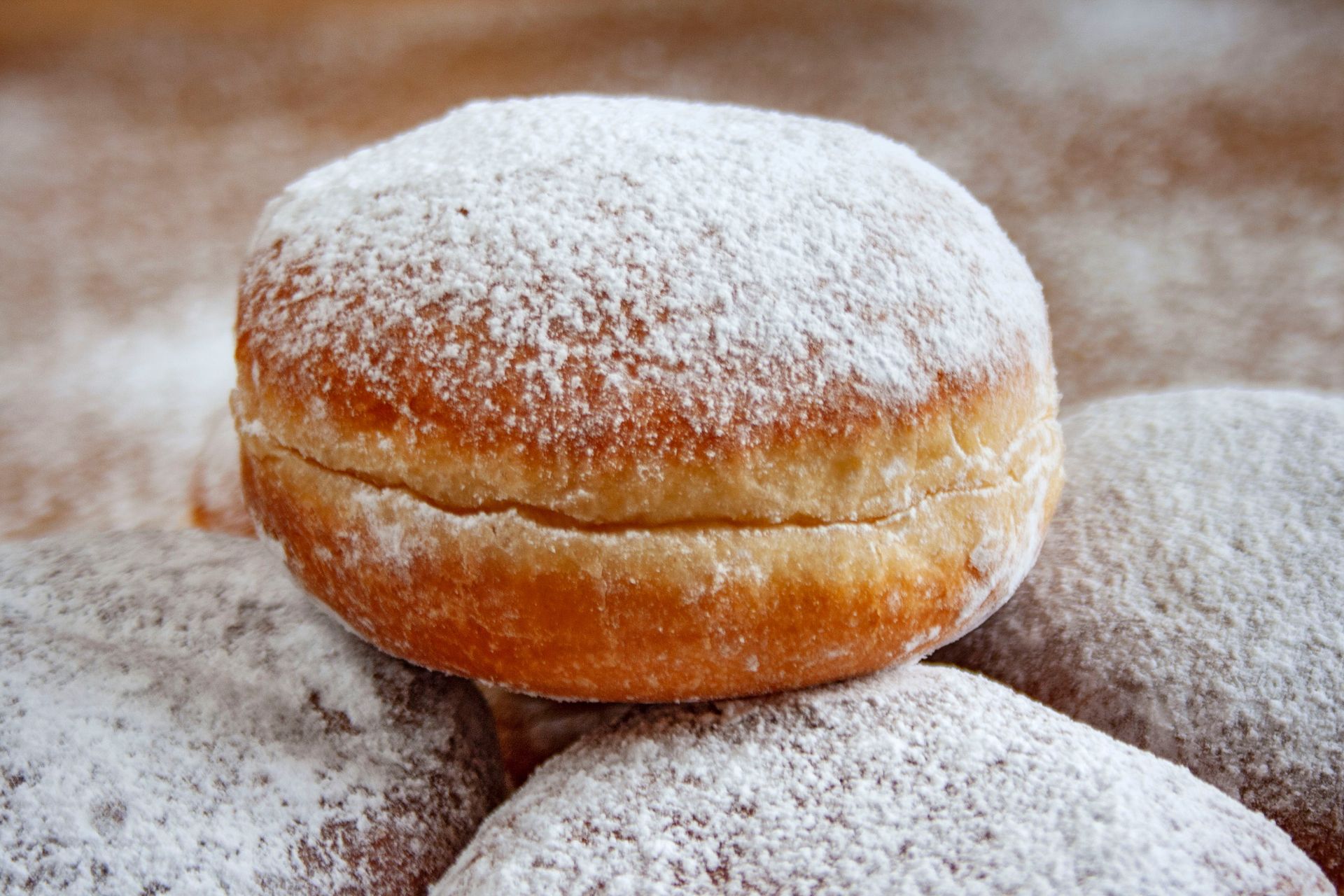 Mięciutkie i przepyszne. Te pączki z kremem czekoladowym to pewniak na tłusty czwartek