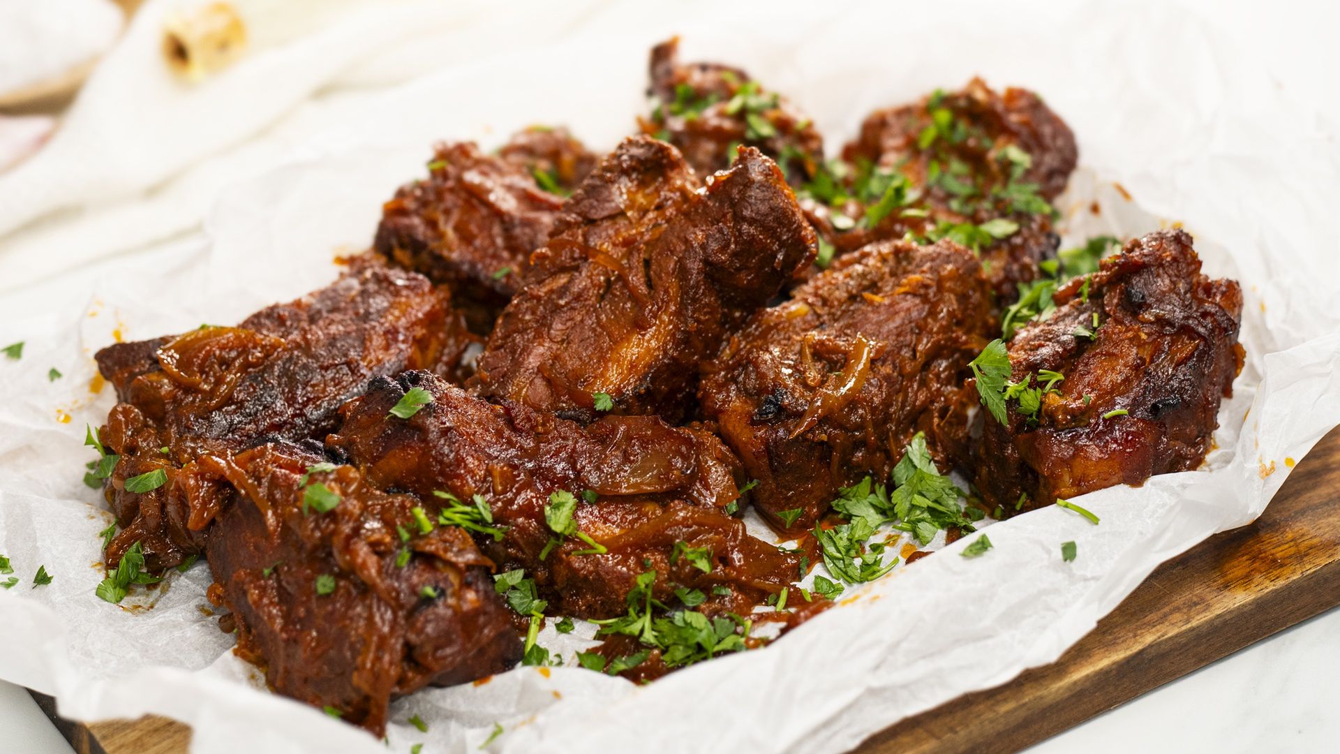 Żeberka z piekarnika robię tylko w ten sposób. Są miękkie, soczyste i nie trzeba do nich noża