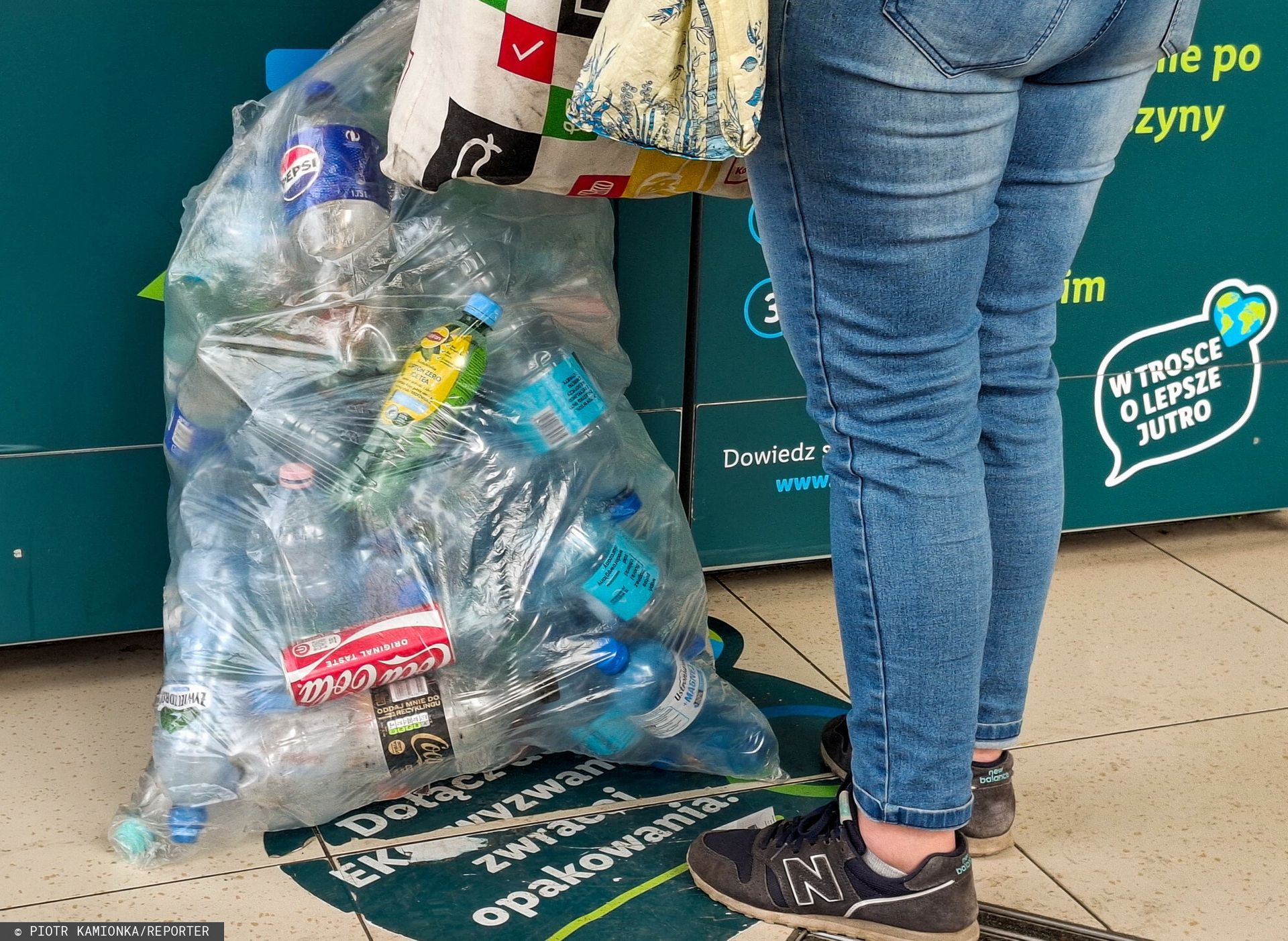 Tak Polacy omijają butelkomaty. Sprzedaż tych produktów poszła w górę