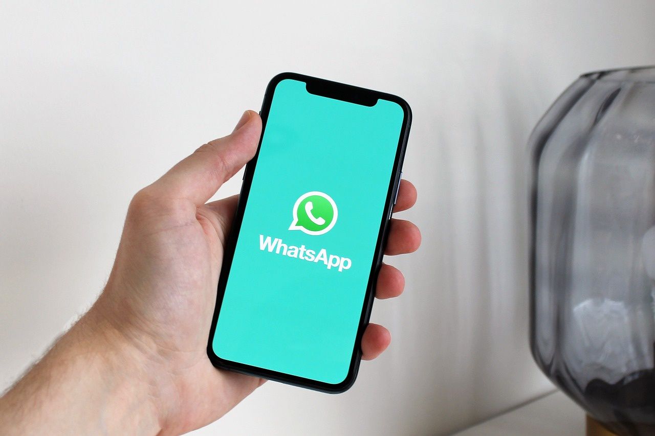 WhatsApp na iPhone’ach z nowym skrótem do wyszukiwania w czacie