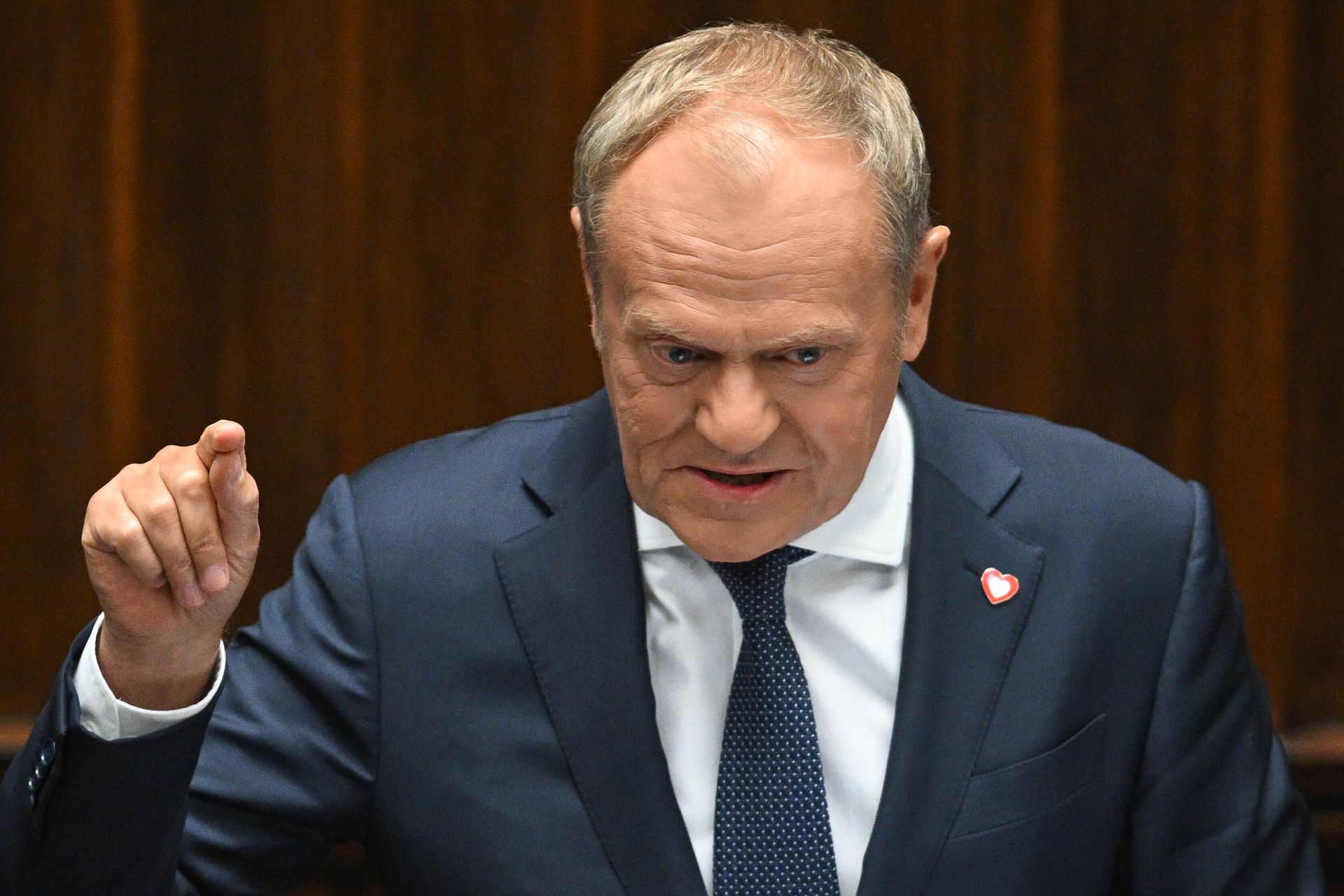 Tusk ostro po wecie Nawrockiego. "Jest w to chyba bardziej uwikłany"