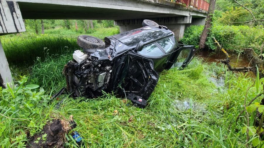 Auto spadło z mostu. Kierowca sam z niego wyszedł