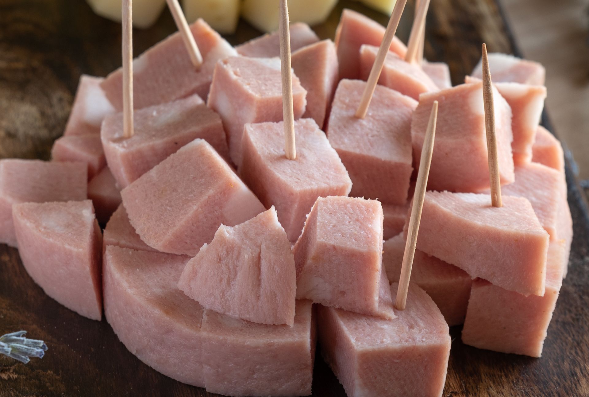 Za komuny leżała wśród najtańszych wędlin. Dziś możesz kupić w delikatesach