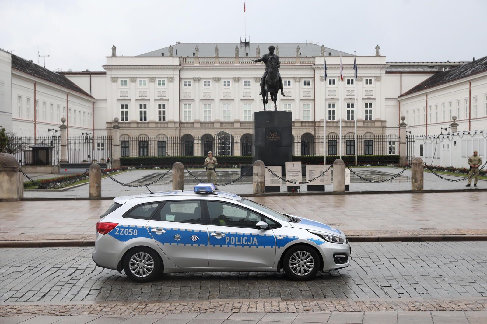 Incydent przed Pałacem. Chciał spotkać się z Nawrockim, miał broń
