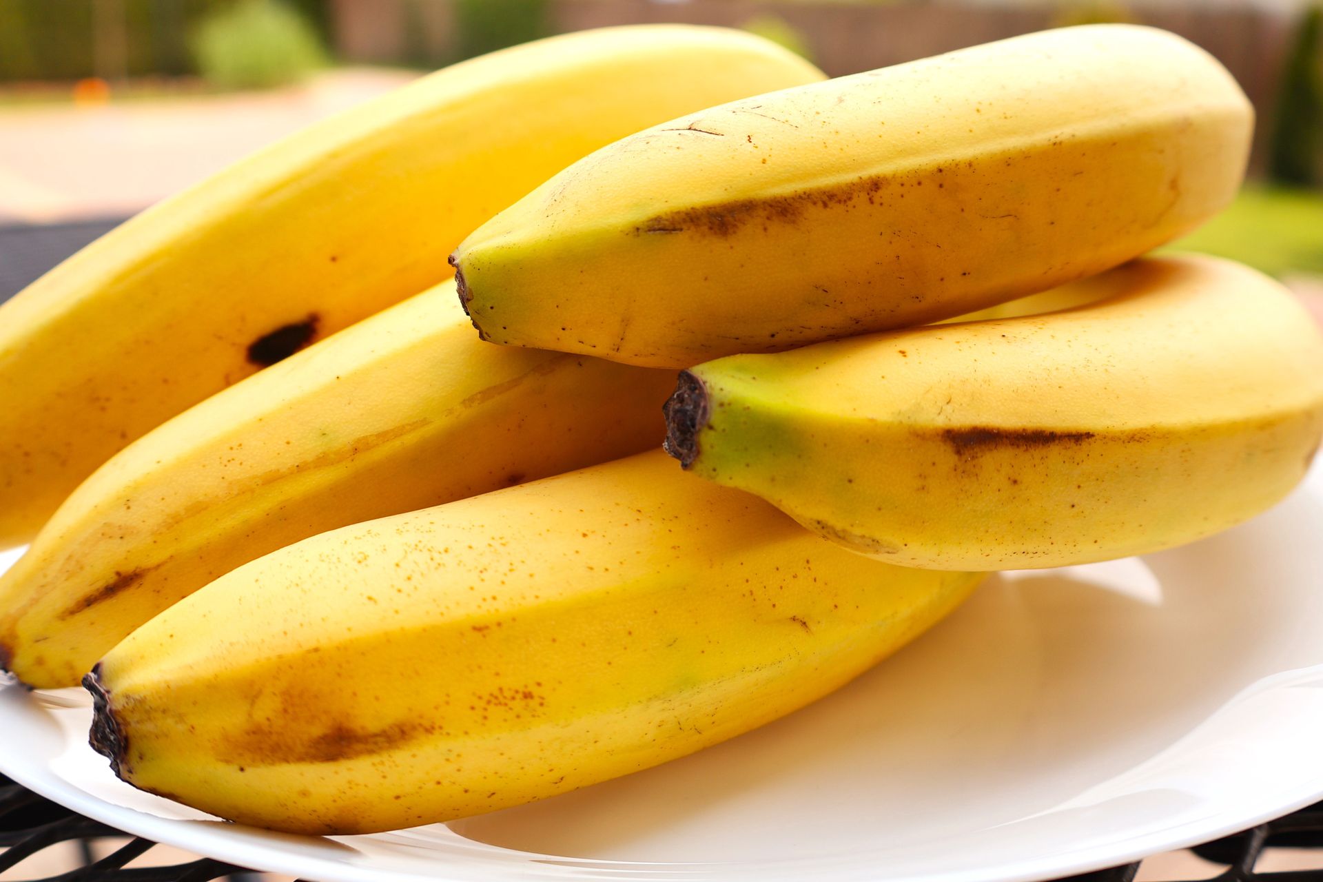 Nie myjesz bananów? Zobacz, co odkryto na ich skórkach