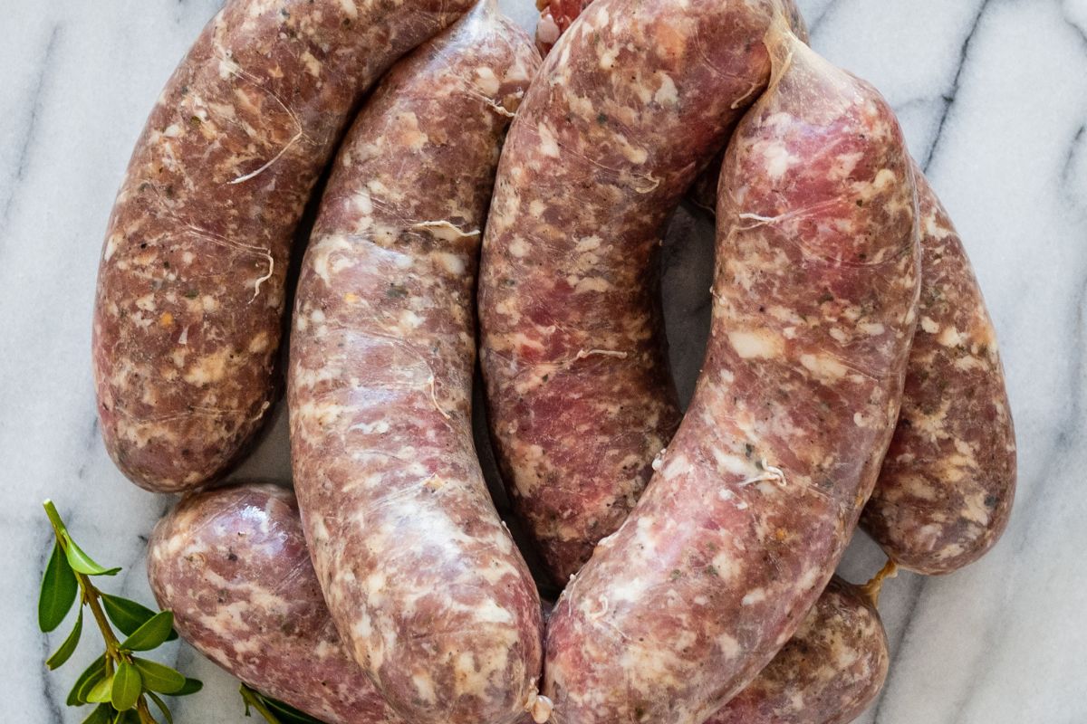 Czy białą kiełbasę można jeść na surowo? Nie każdy zdaje sobie sprawę